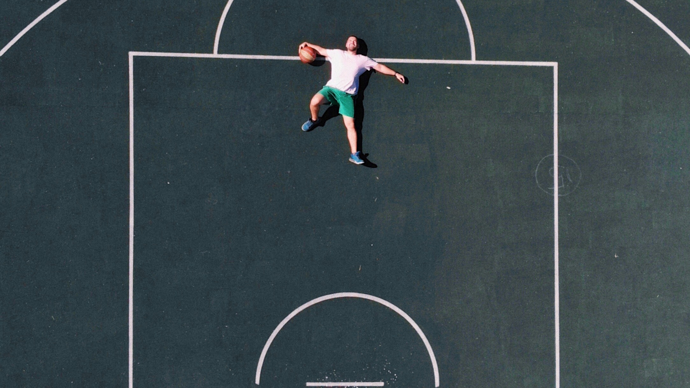 2 Hommes Jouant au Basket Sur un Terrain de Basket. Wallpaper in 1366x768 Resolution