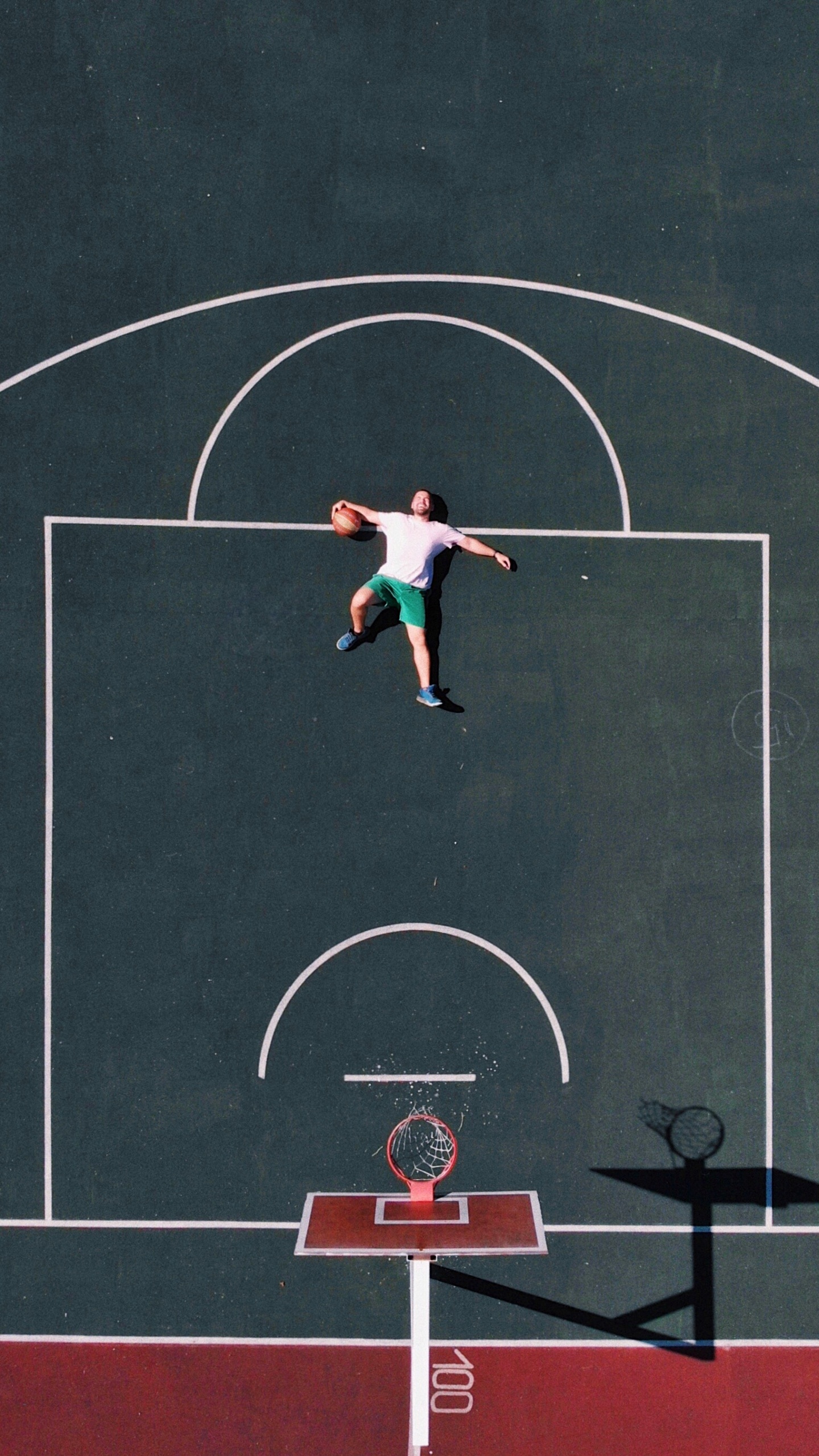 2 Männer Spielen Basketball Auf Dem Basketballplatz. Wallpaper in 1440x2560 Resolution