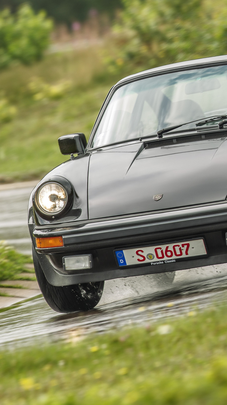 Schwarzer Porsche 911 Tagsüber Unterwegs. Wallpaper in 750x1334 Resolution