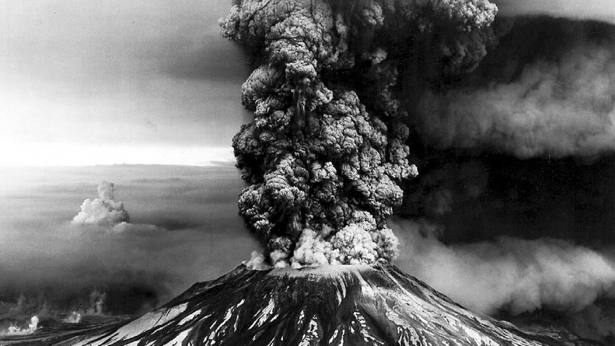 Foto en Escala de Grises de la Montaña Bajo el Cielo Nublado. Wallpaper in 2560x1440 Resolution