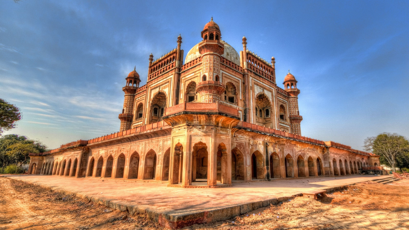 Braunes Betongebäude Unter Blauem Himmel Tagsüber. Wallpaper in 1366x768 Resolution