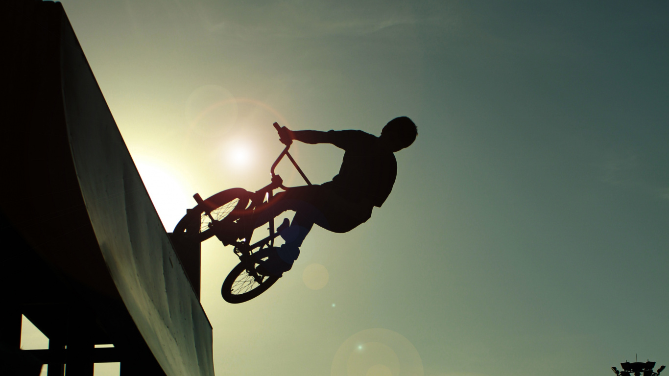 Silhouette Eines Mannes, Der Bei Sonnenuntergang Basketball Spielt. Wallpaper in 1366x768 Resolution