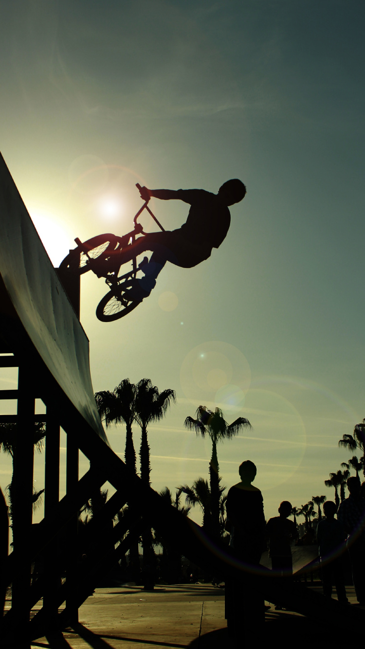Silhouette D'homme Jouant au Basket-ball Pendant le Coucher du Soleil. Wallpaper in 750x1334 Resolution