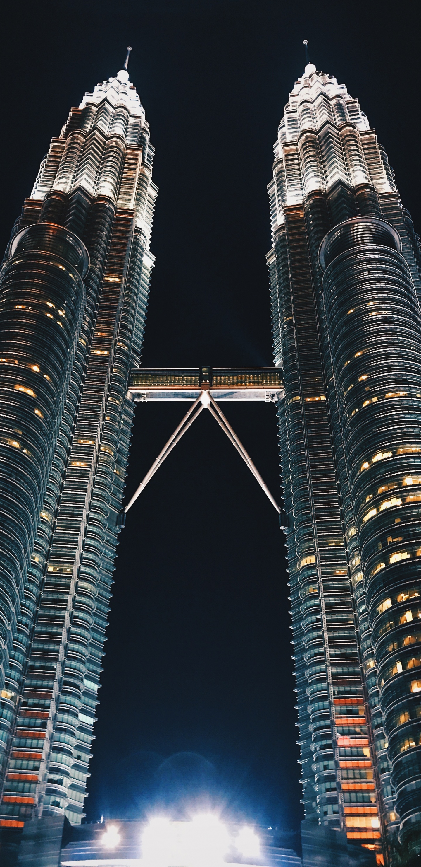 Photographie à Faible Angle D'un Immeuble de Grande Hauteur Pendant la Nuit. Wallpaper in 1440x2960 Resolution