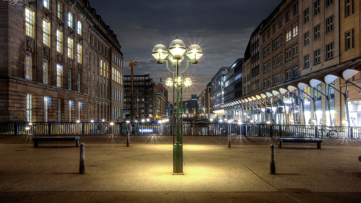 Lampadaires Éclairés au Milieu de la Ville Pendant la Nuit. Wallpaper in 1366x768 Resolution