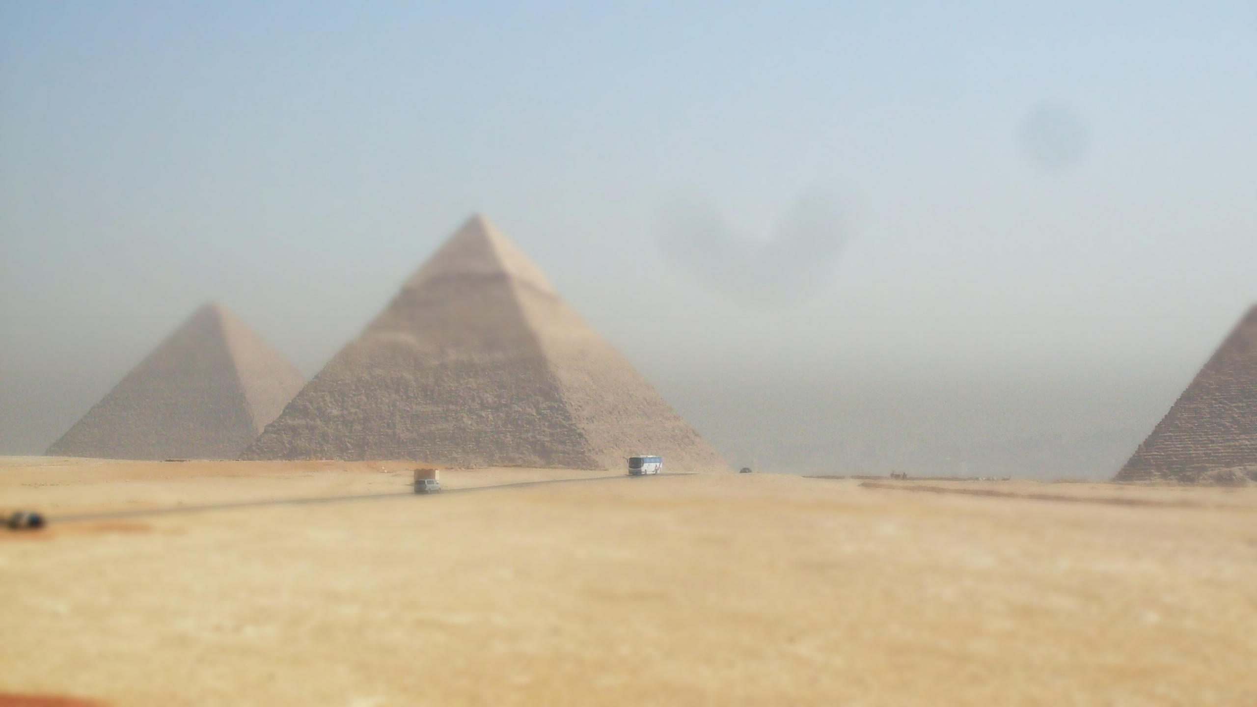 Brown Sand Near Body of Water During Daytime. Wallpaper in 2560x1440 Resolution
