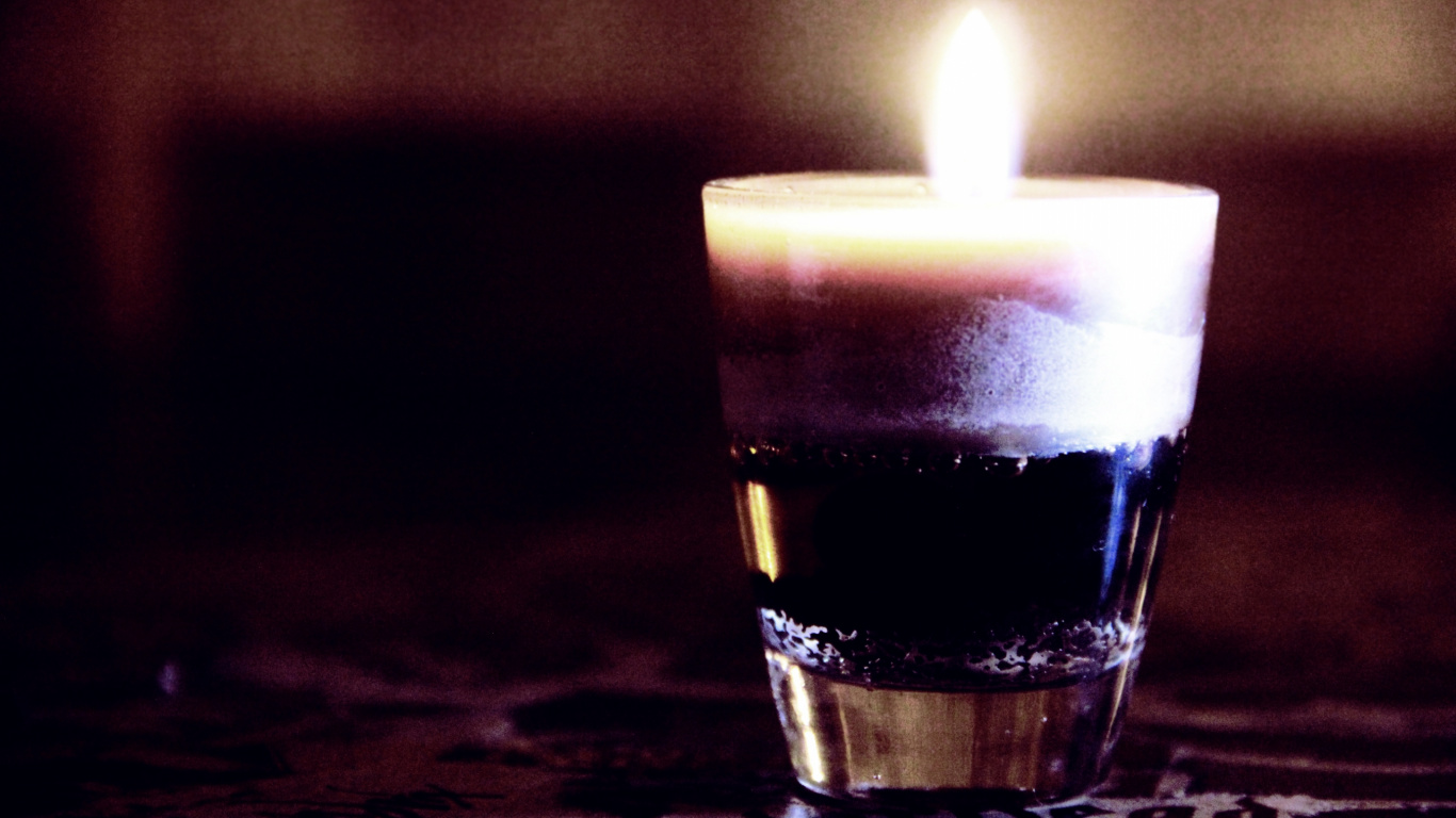 Bougie Allumée en Verre Clair. Wallpaper in 1366x768 Resolution