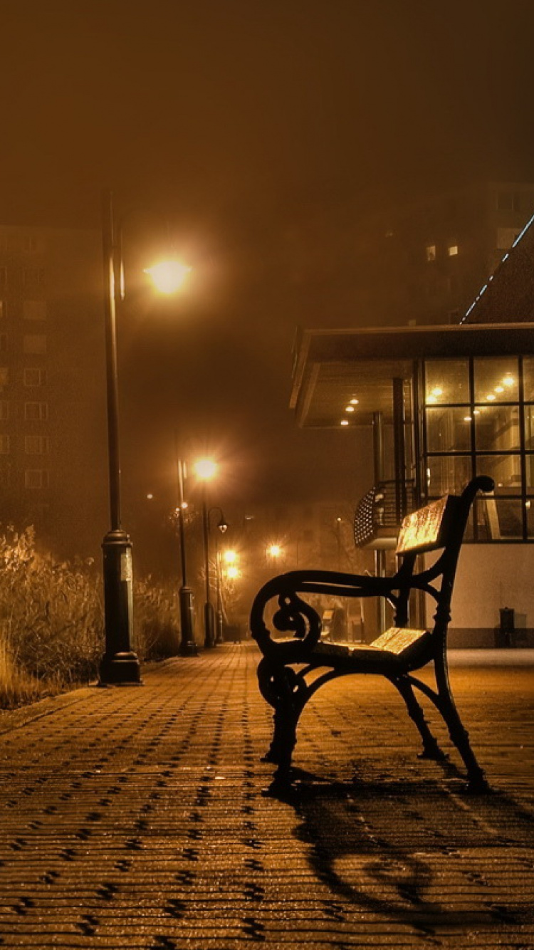Banc Sur le Trottoir Près D'un Plan D'eau au Coucher du Soleil. Wallpaper in 750x1334 Resolution