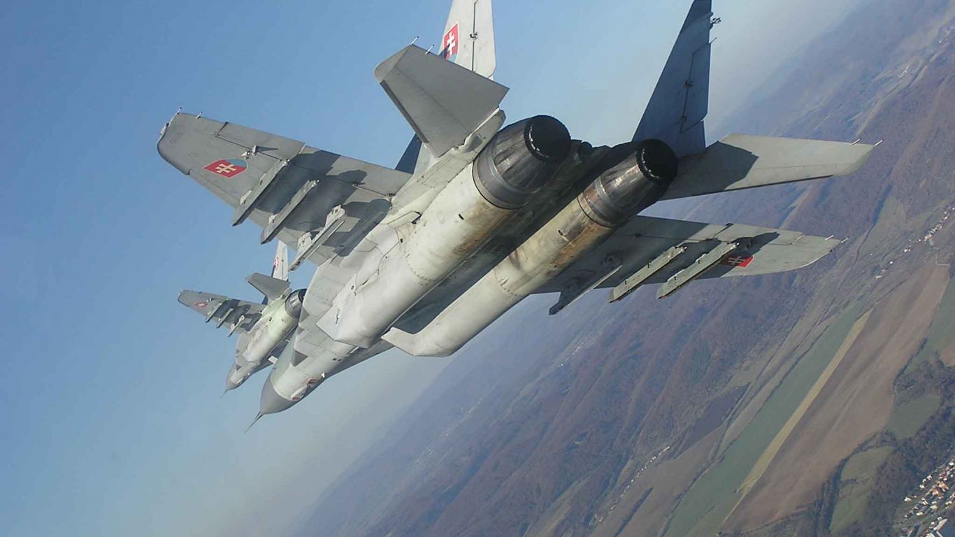 Avión de Combate Gris Volando Sobre la Montaña Durante el Día. Wallpaper in 1366x768 Resolution