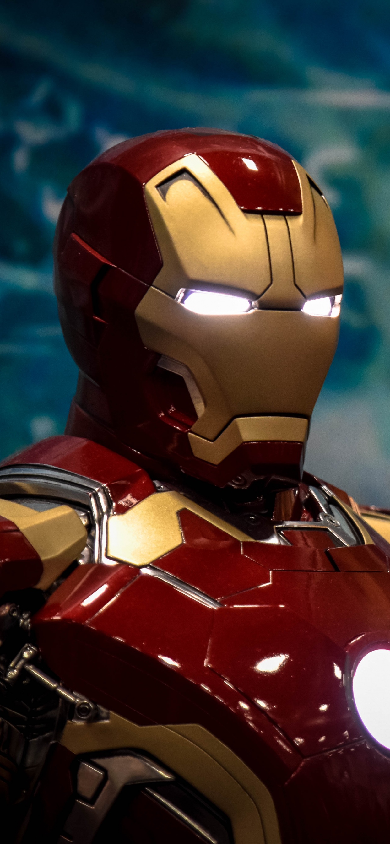 Rot-goldenes Roboterspielzeug. Wallpaper in 1242x2688 Resolution