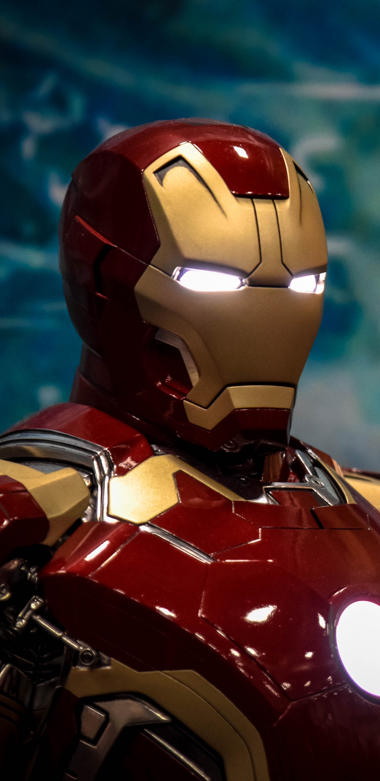 Rot-goldenes Roboterspielzeug. Wallpaper in 1440x2960 Resolution