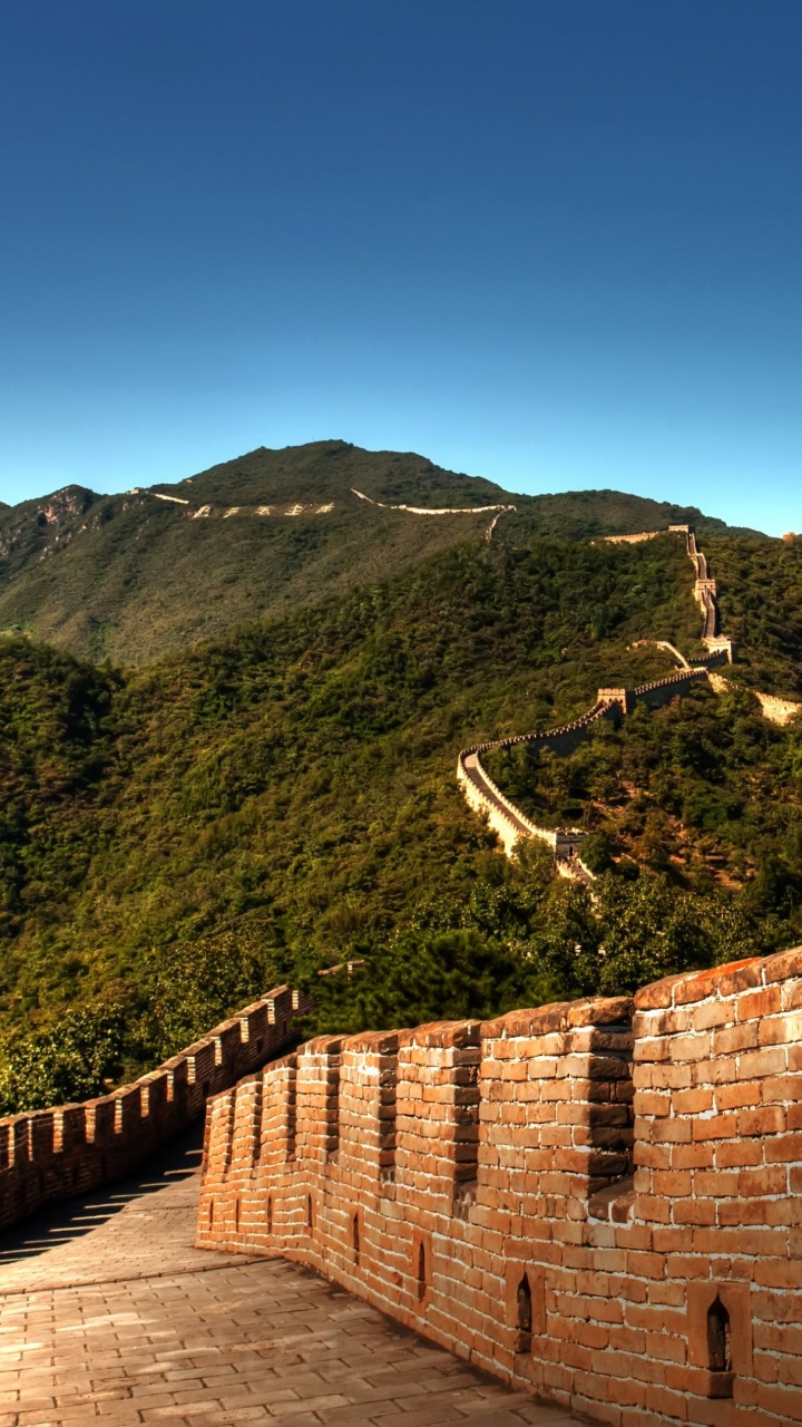 Braune Backsteinmauer in Der Nähe Des Grünen Berges Tagsüber. Wallpaper in 720x1280 Resolution