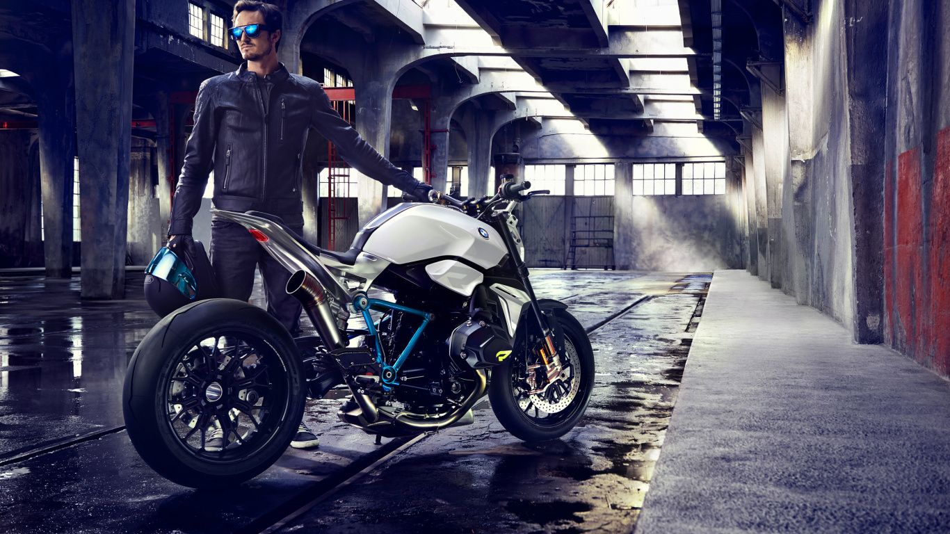 Mann in Schwarzer Jacke Steht Neben Schwarzem Motorrad. Wallpaper in 1366x768 Resolution