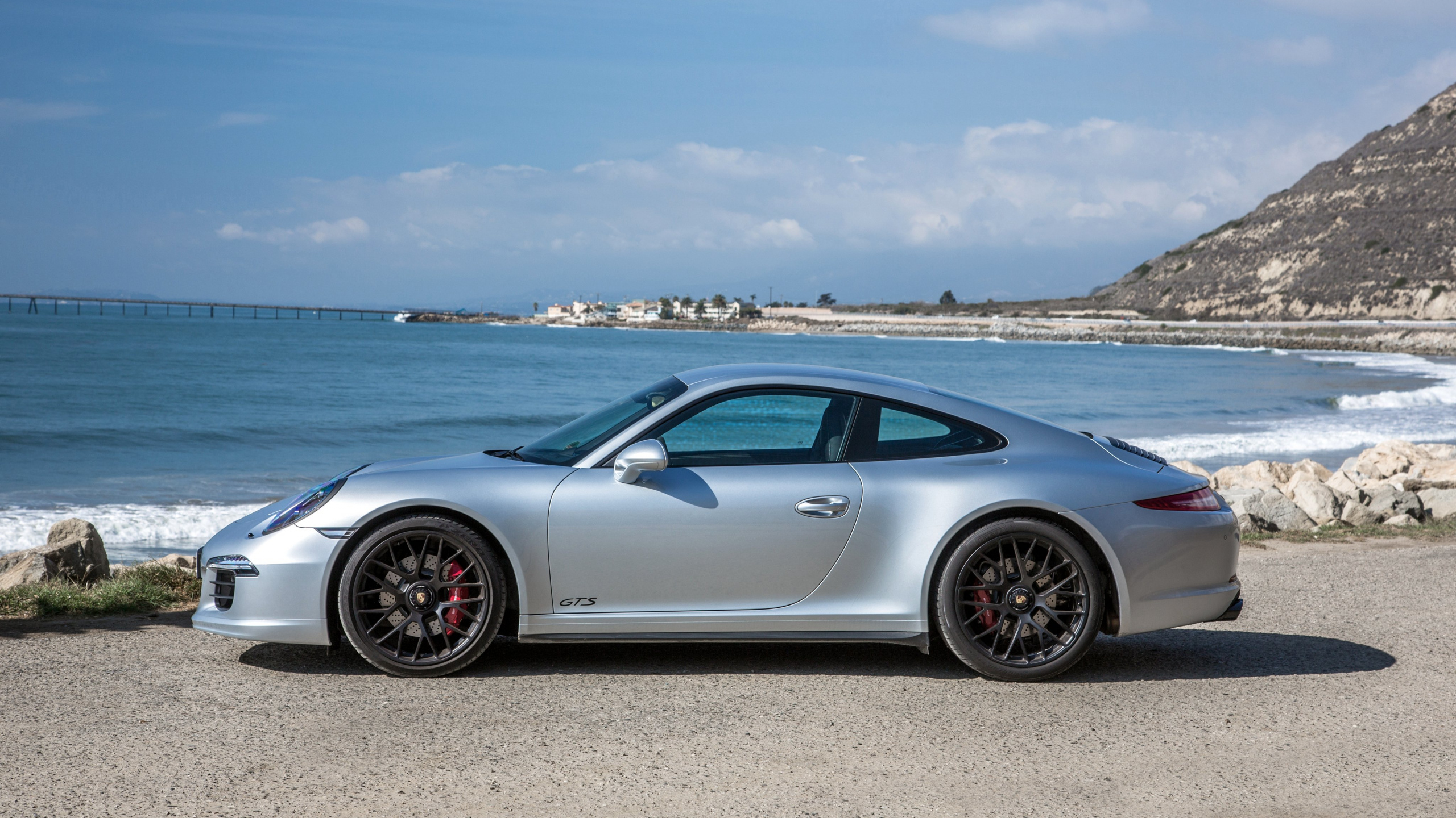 Silberner Porsche 911 Tagsüber am Meer Geparkt. Wallpaper in 2560x1440 Resolution