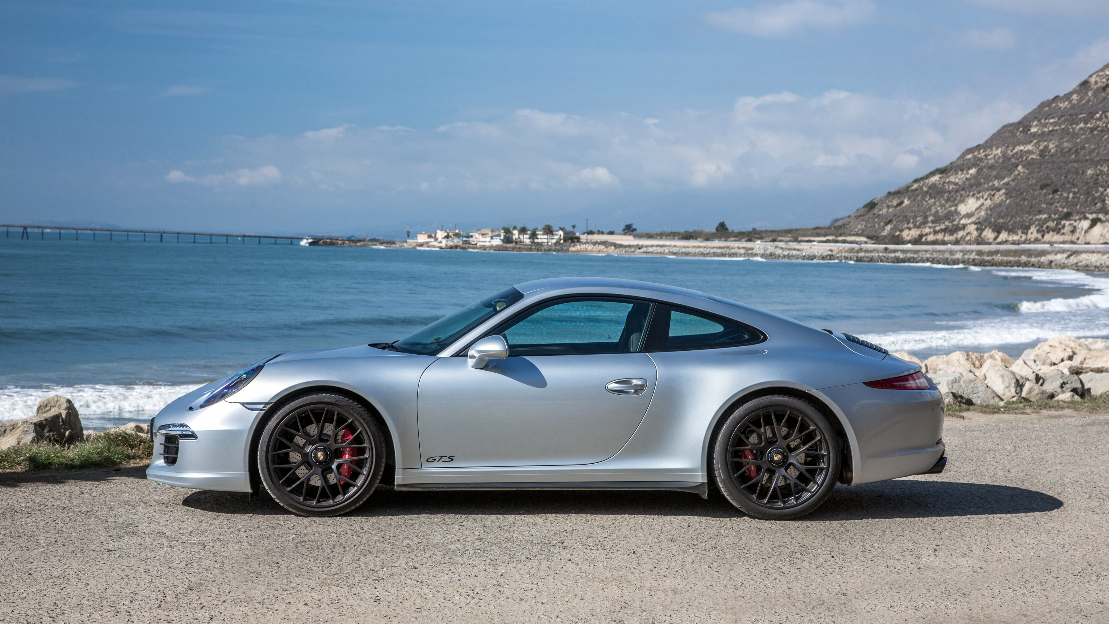 Silberner Porsche 911 Tagsüber am Meer Geparkt. Wallpaper in 3840x2160 Resolution