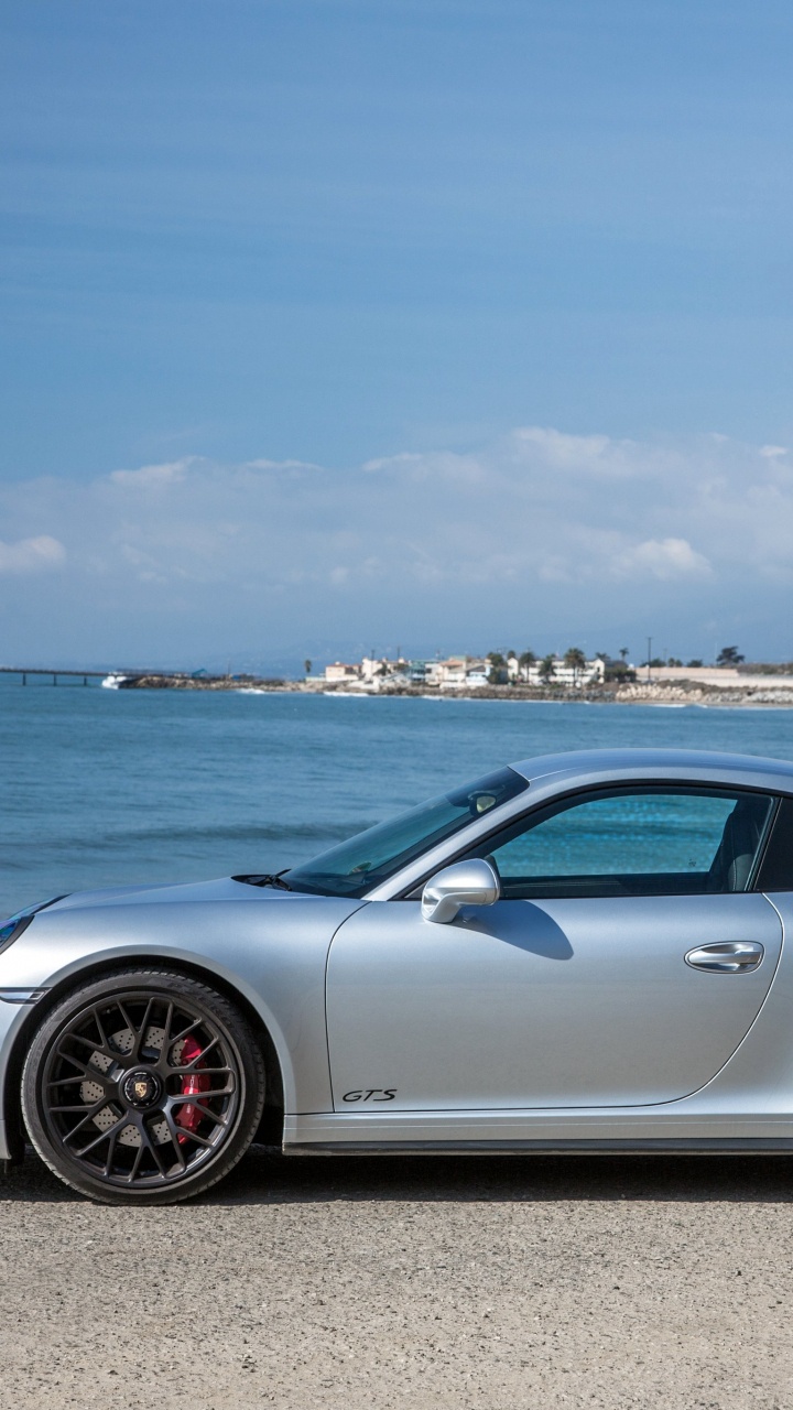 Silver Porsche 911 Garée Sur Mer Pendant la Journée. Wallpaper in 720x1280 Resolution