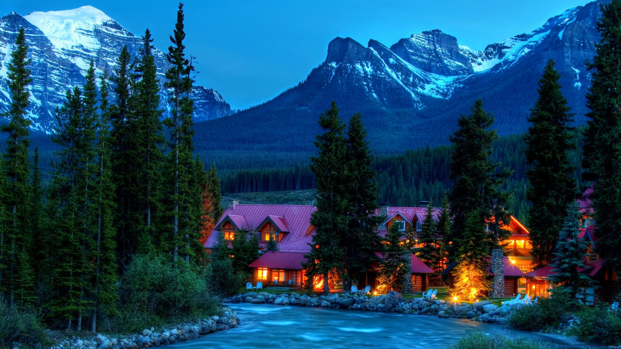 Casa Marrón Cerca de Árboles Verdes y Lago Durante el Día. Wallpaper in 1280x720 Resolution