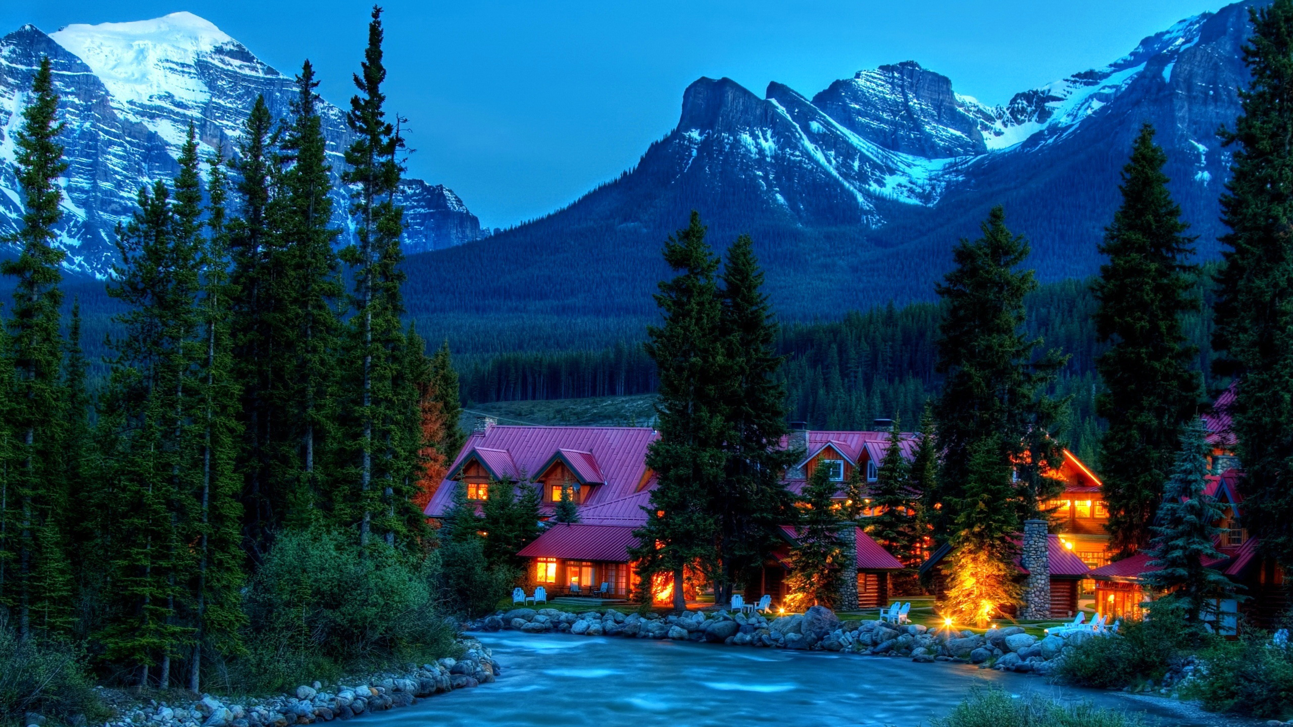 Maison Brune Près Des Arbres Verts et du Lac Pendant la Journée. Wallpaper in 2560x1440 Resolution