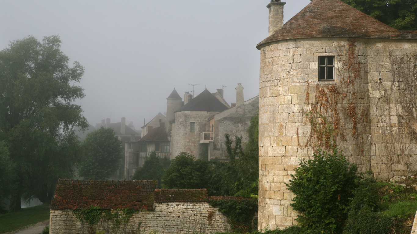 Bâtiment en Briques Brunes Près Des Arbres Verts Pendant la Journée. Wallpaper in 1366x768 Resolution