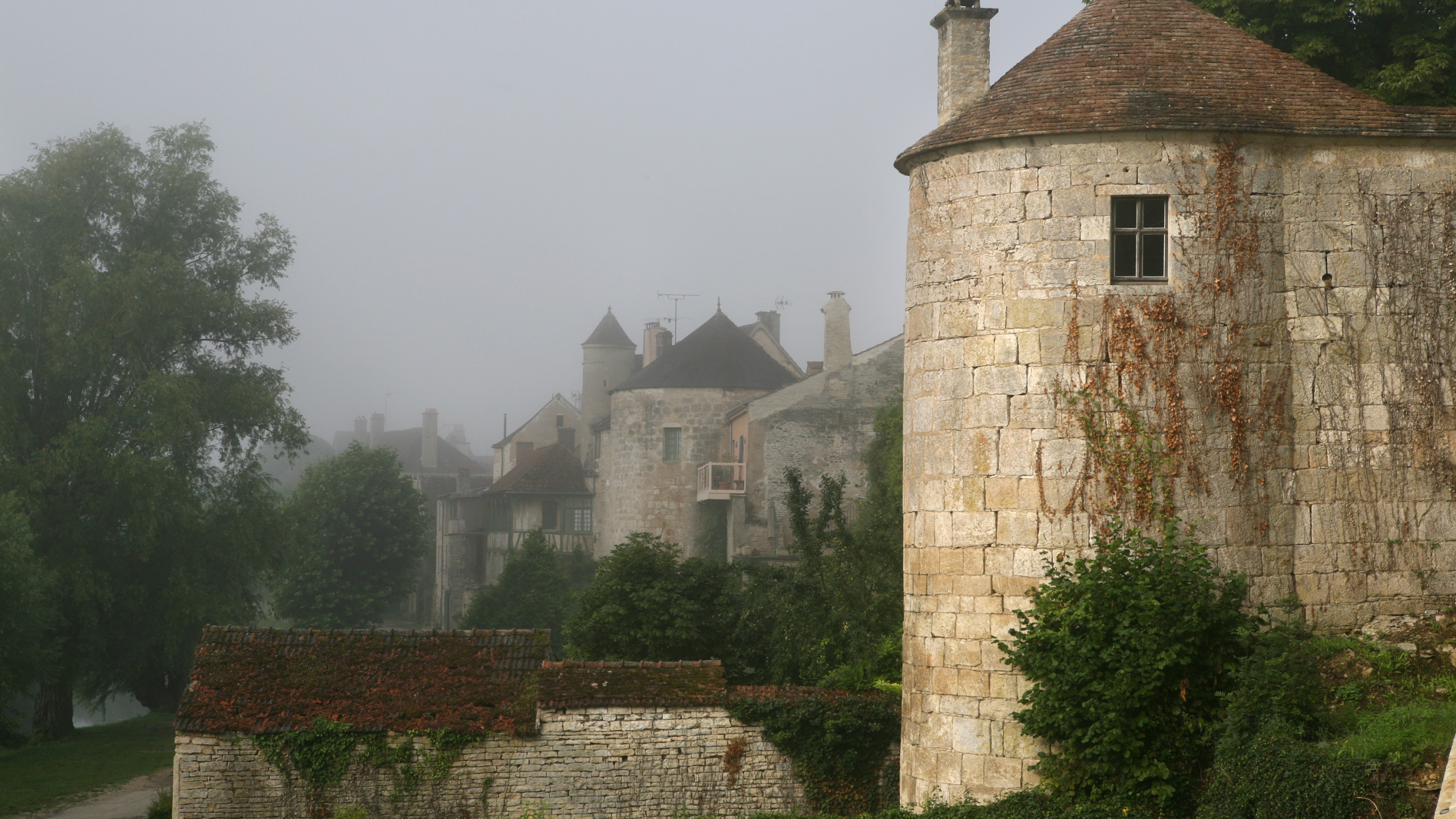 Bâtiment en Briques Brunes Près Des Arbres Verts Pendant la Journée. Wallpaper in 2560x1440 Resolution