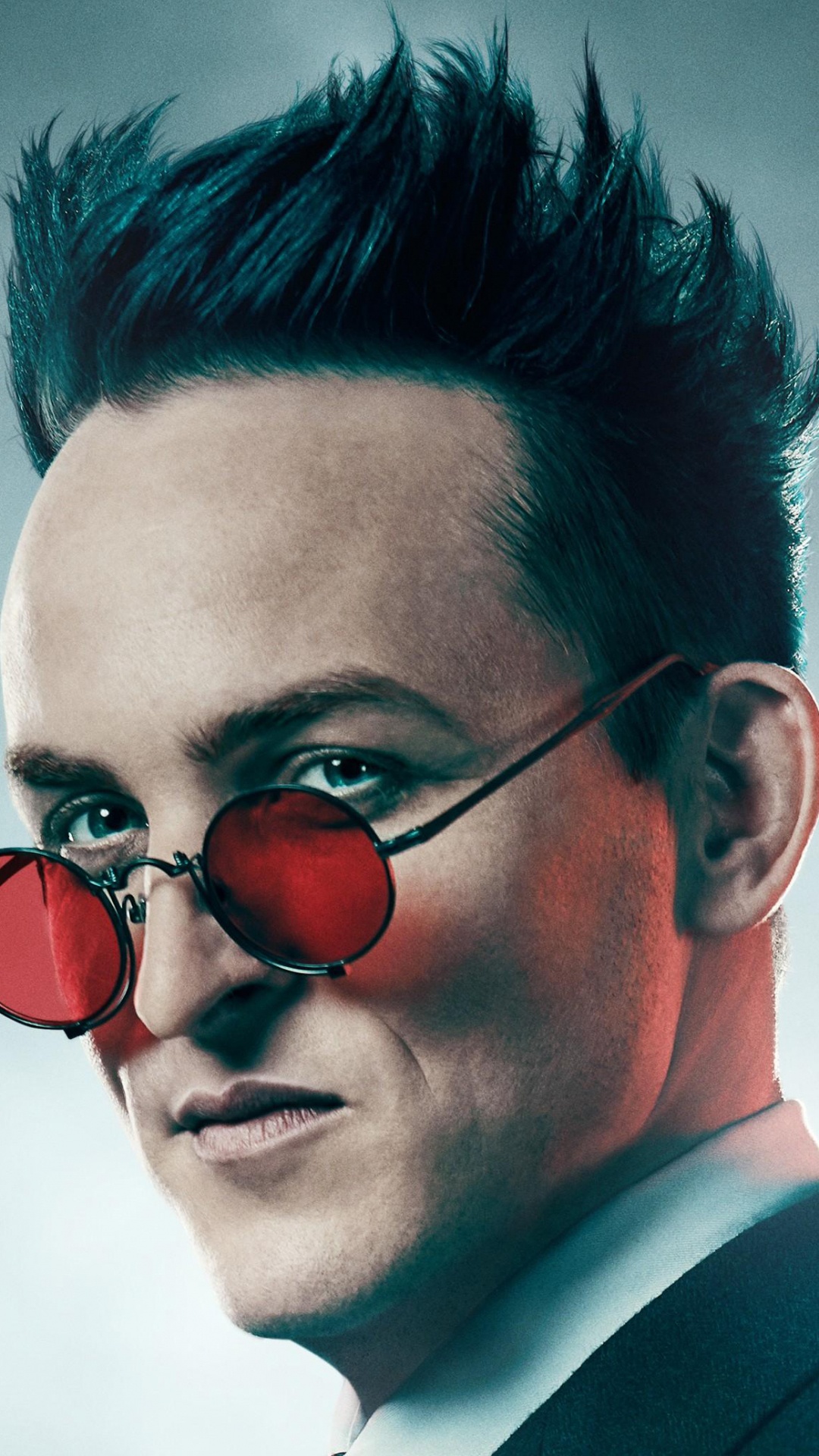 Homme en Costume Noir Portant Des Lunettes de Soleil Marron. Wallpaper in 1080x1920 Resolution