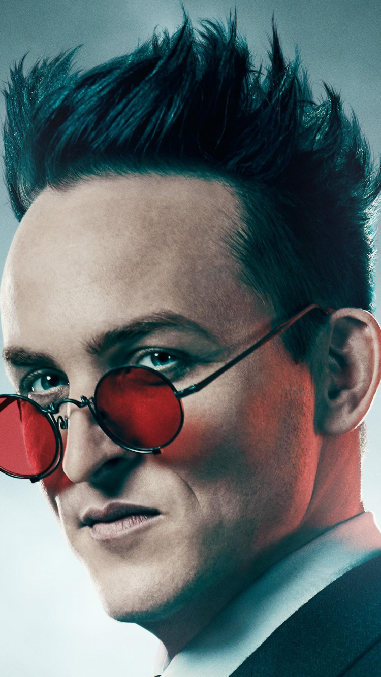 Homme en Costume Noir Portant Des Lunettes de Soleil Marron. Wallpaper in 750x1334 Resolution