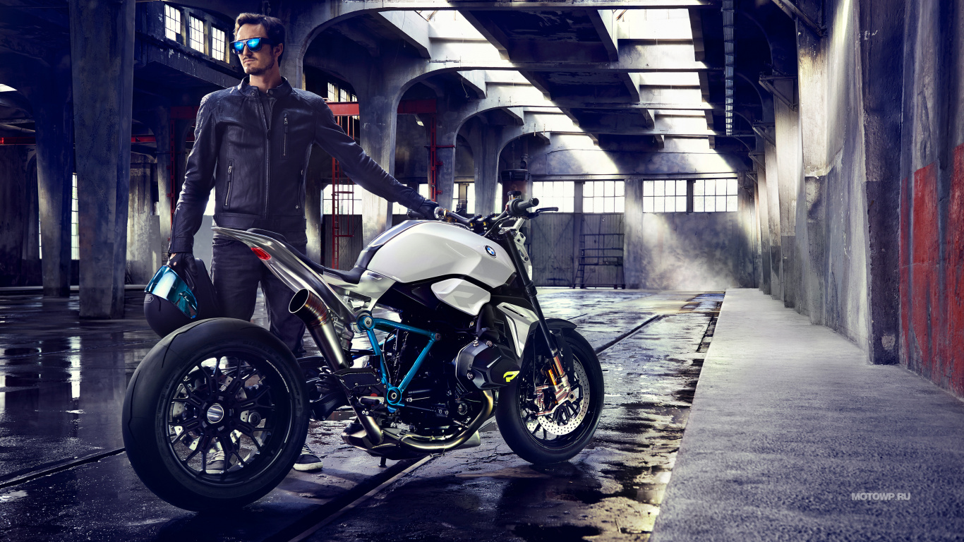 Mann in Schwarzer Jacke Steht Neben Schwarzem Motorrad. Wallpaper in 1366x768 Resolution