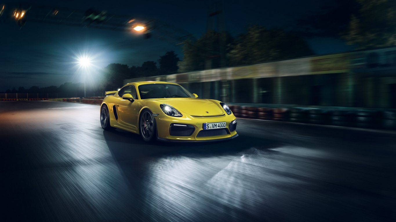 Gelber Porsche 911 Unterwegs in Der Nacht. Wallpaper in 1366x768 Resolution