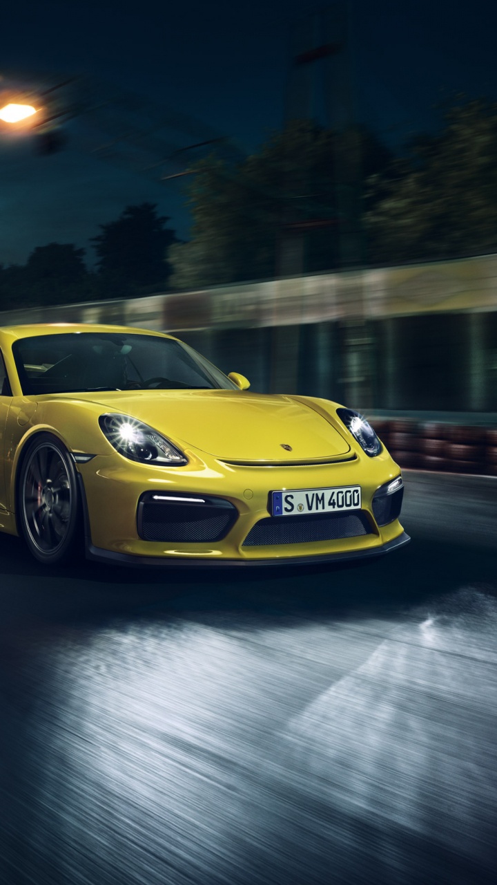 Porsche 911 Jaune Sur Route Pendant la Nuit. Wallpaper in 720x1280 Resolution