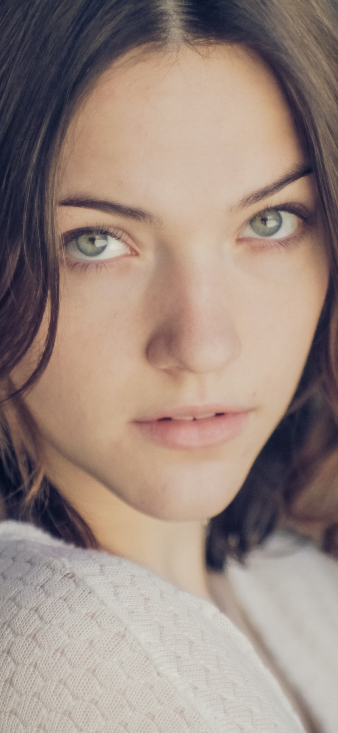 Flash, Actor, Cabello, Ceja, Piel. Wallpaper in 1125x2436 Resolution