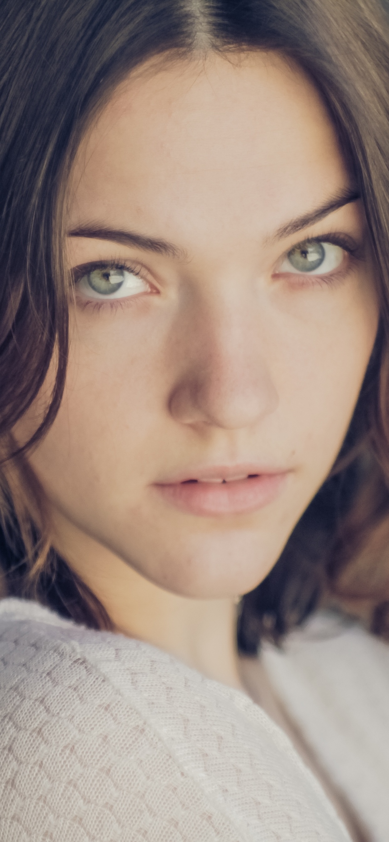 Flash, Actor, Cabello, Ceja, Piel. Wallpaper in 1242x2688 Resolution