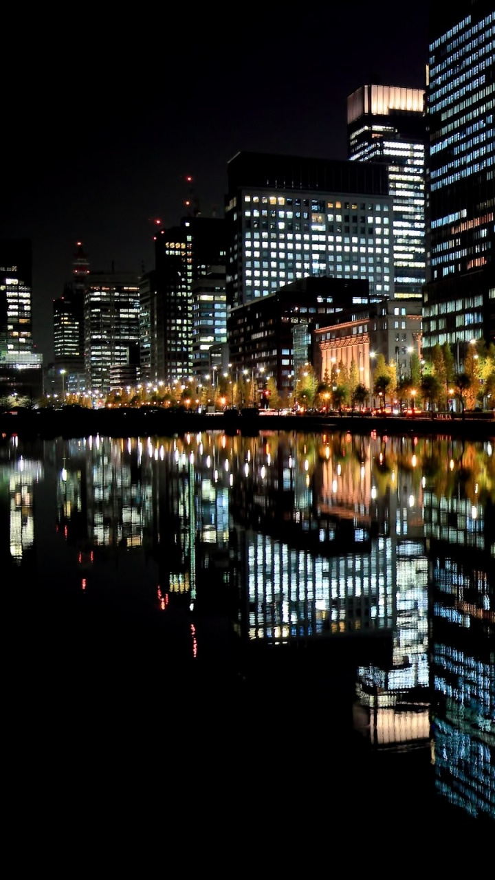 Ville Avec Des Immeubles de Grande Hauteur Pendant la Nuit. Wallpaper in 720x1280 Resolution