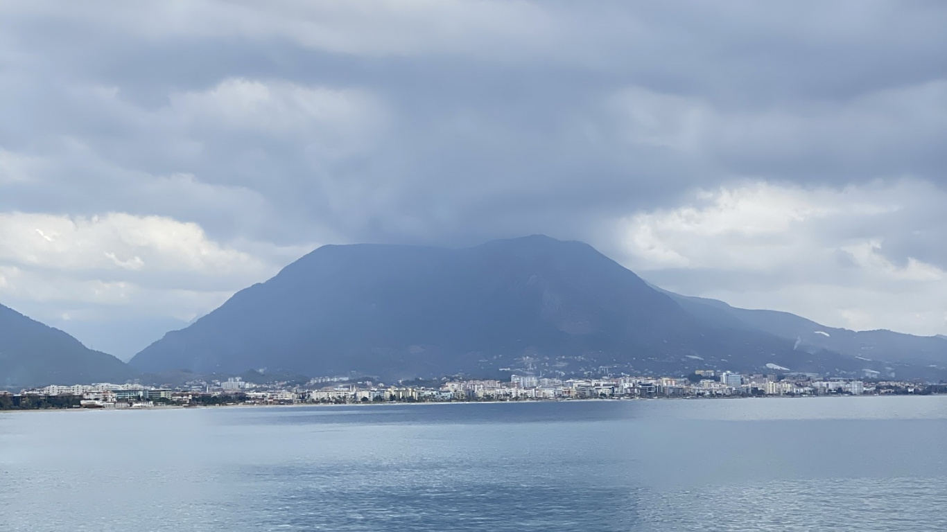 Cloud, Water, Water Resources, Atmosphere, Mountain. Wallpaper in 1366x768 Resolution