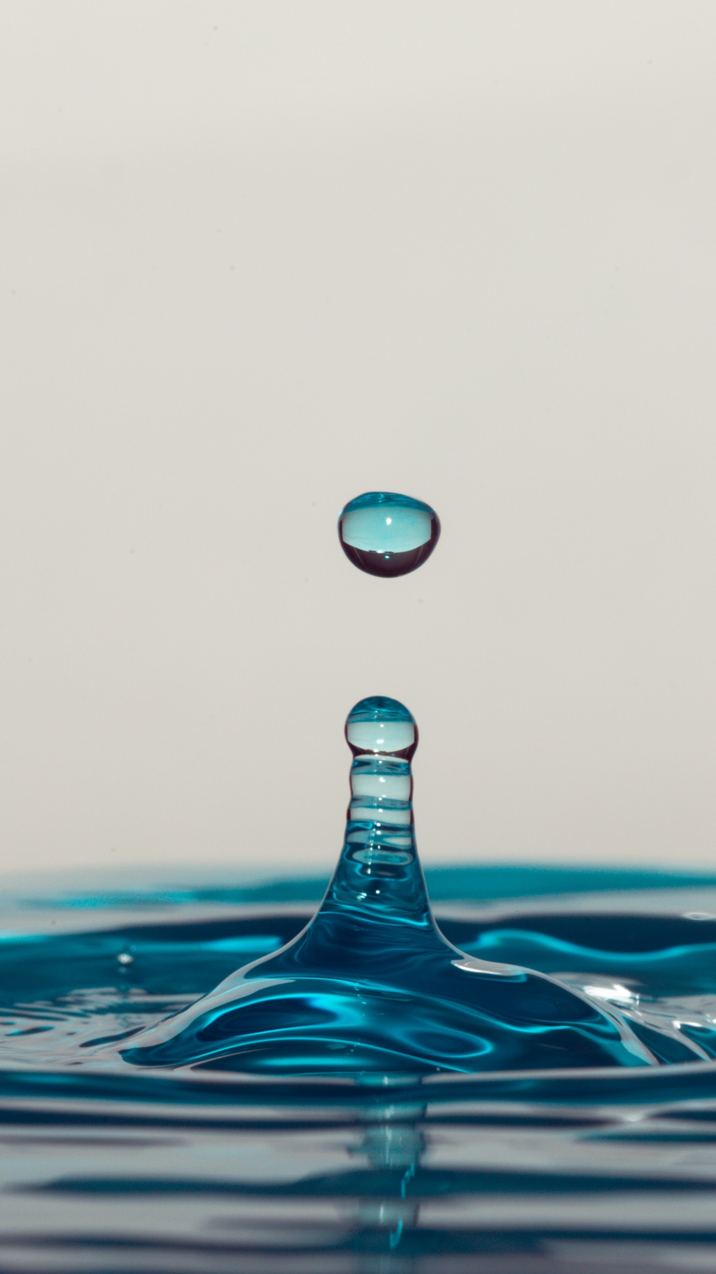 Gota de Agua Sobre Agua Azul. Wallpaper in 1440x2560 Resolution