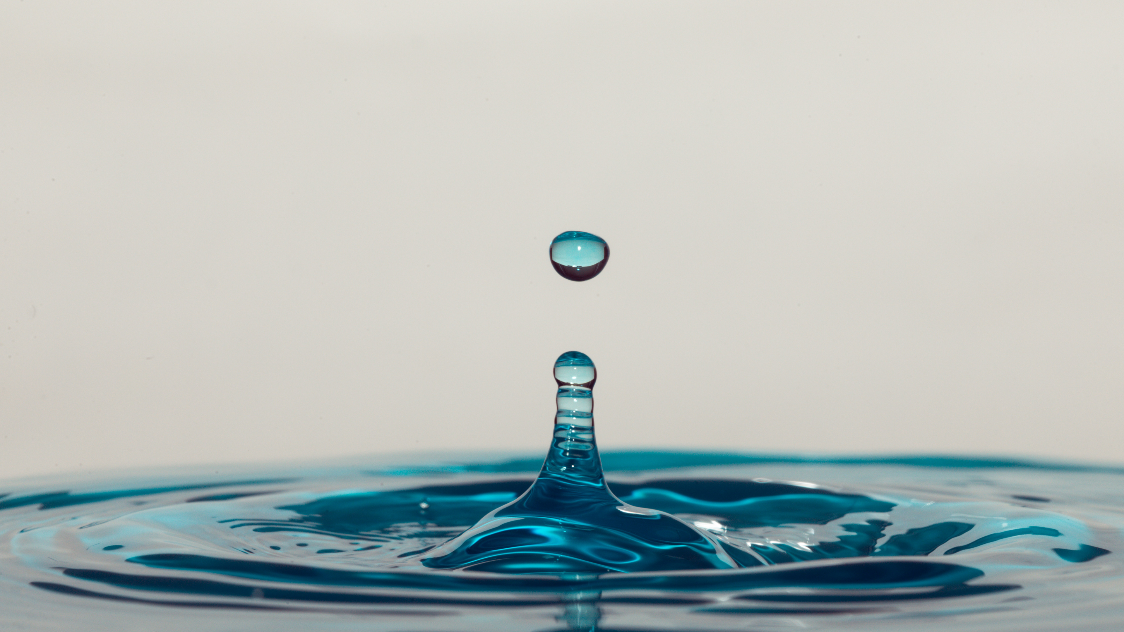 Gota de Agua Sobre Agua Azul. Wallpaper in 3840x2160 Resolution