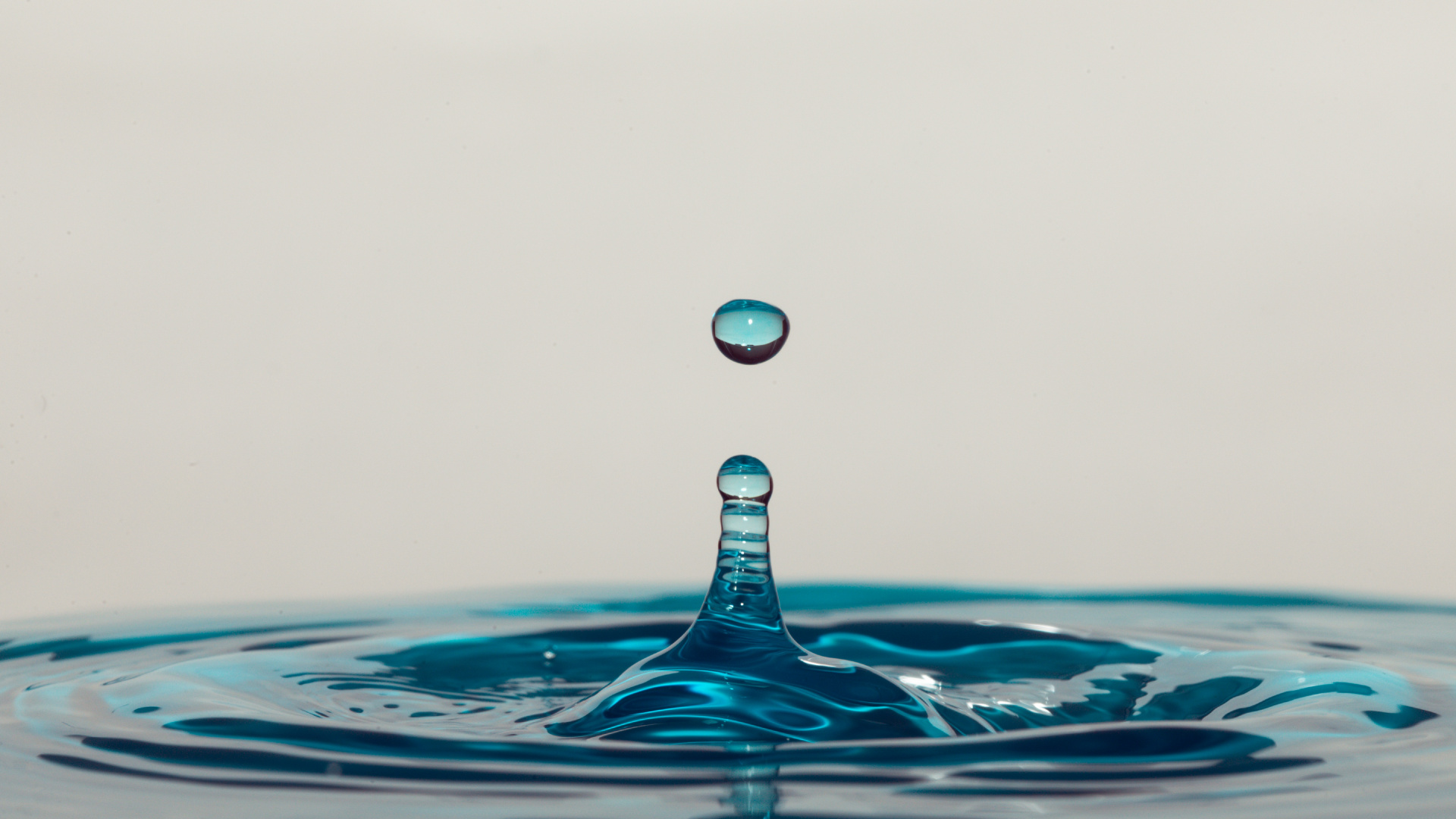 Wassertropfen Auf Blauem Wasser. Wallpaper in 1920x1080 Resolution
