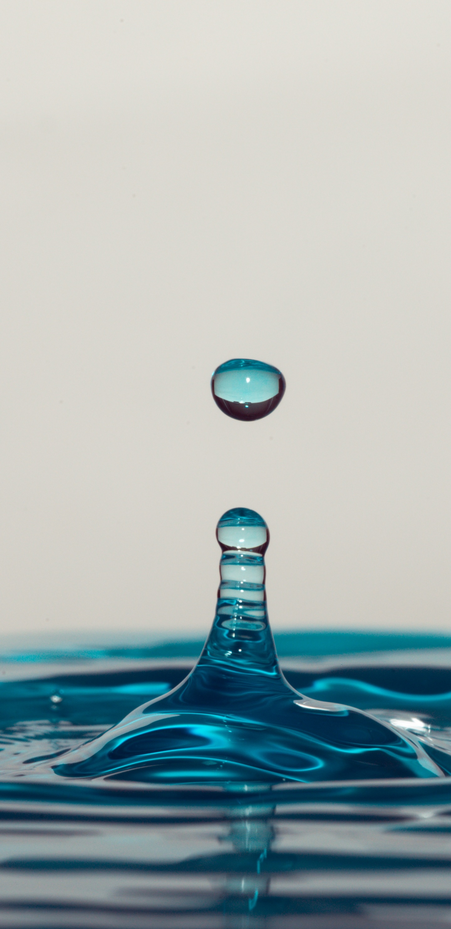 Water Drop on Blue Water. Wallpaper in 1440x2960 Resolution