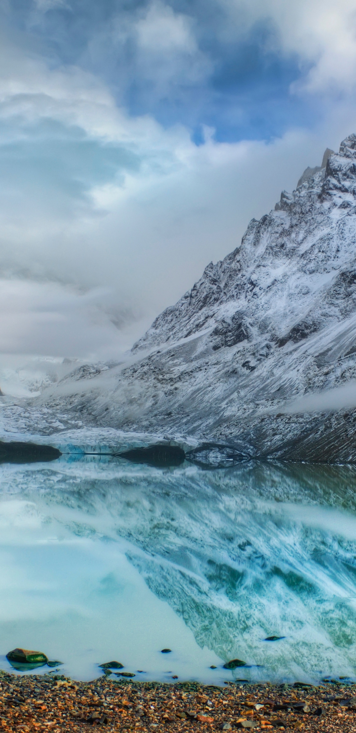 Montagne Couverte de Neige Près D'un Plan D'eau Sous un Ciel Nuageux Pendant la Journée. Wallpaper in 1440x2960 Resolution