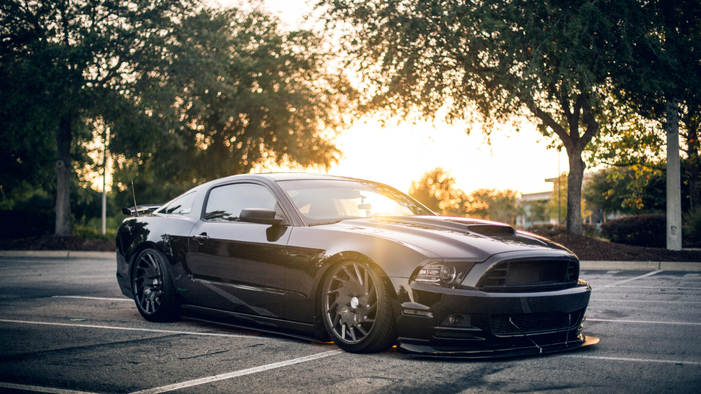 Porsche 911 Negro en la Carretera Durante el Día. Wallpaper in 1366x768 Resolution