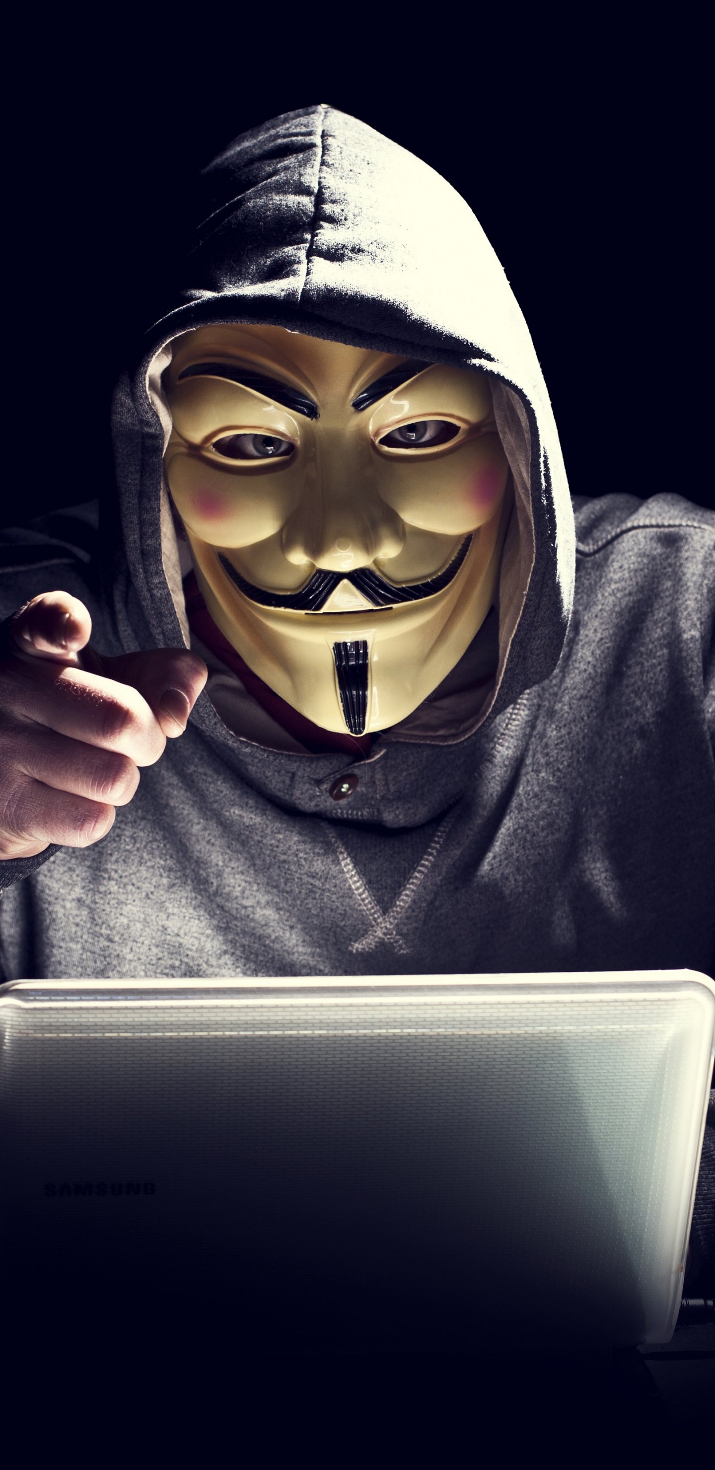 Person, Die Ein Schwarzes Langärmeliges Hemd Mit Einem Macbook Trägt. Wallpaper in 1440x2960 Resolution