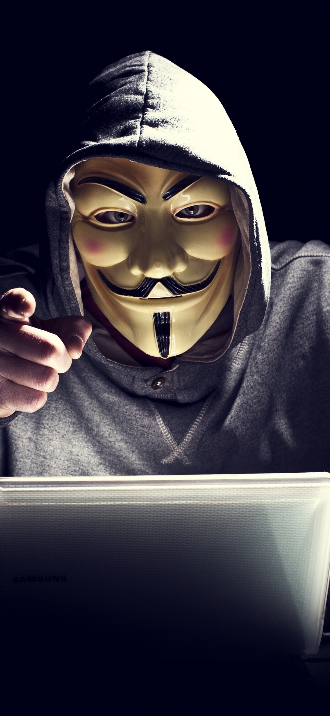 Personne Portant Une Chemise Noire à Manches Longues Utilisant un Macbook. Wallpaper in 1125x2436 Resolution