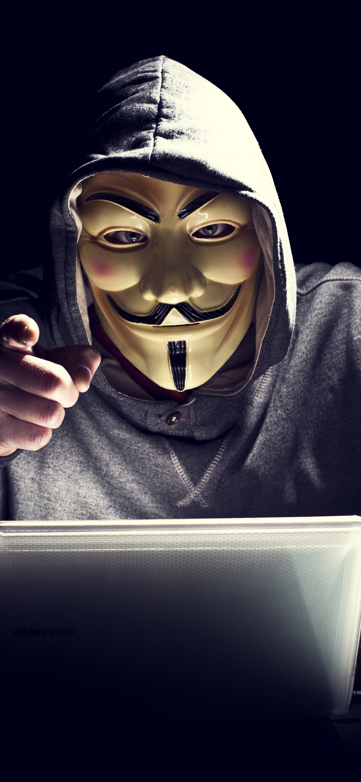 Personne Portant Une Chemise Noire à Manches Longues Utilisant un Macbook. Wallpaper in 1242x2688 Resolution