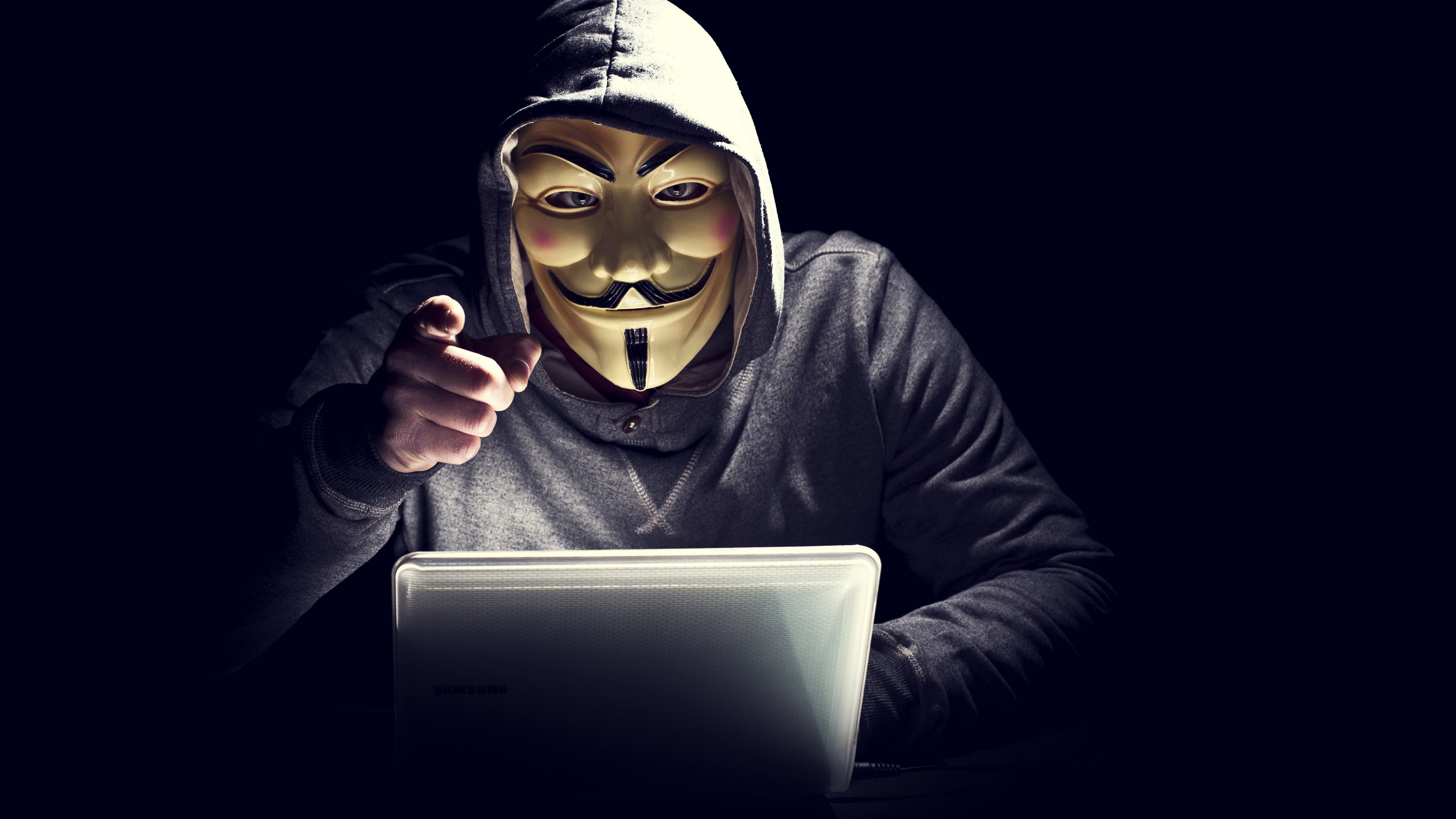 Personne Portant Une Chemise Noire à Manches Longues Utilisant un Macbook. Wallpaper in 3840x2160 Resolution