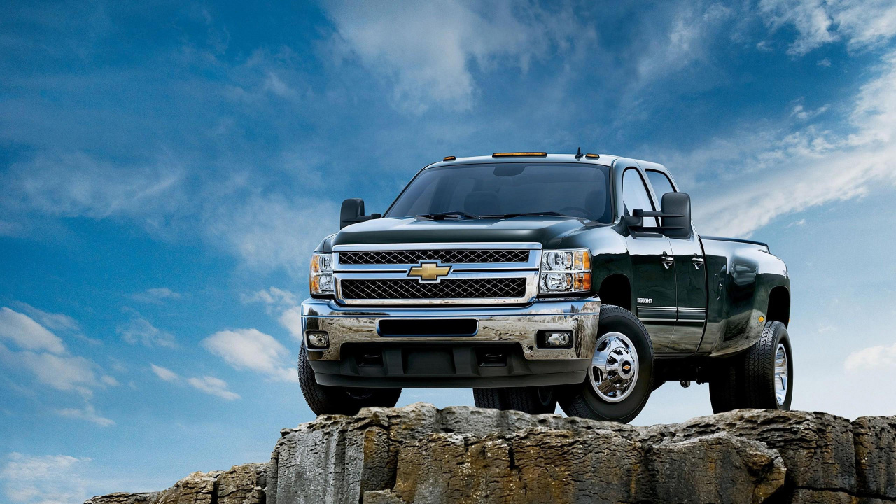 Gray Chevrolet Crew Cab Pickup Truck. Wallpaper in 1280x720 Resolution