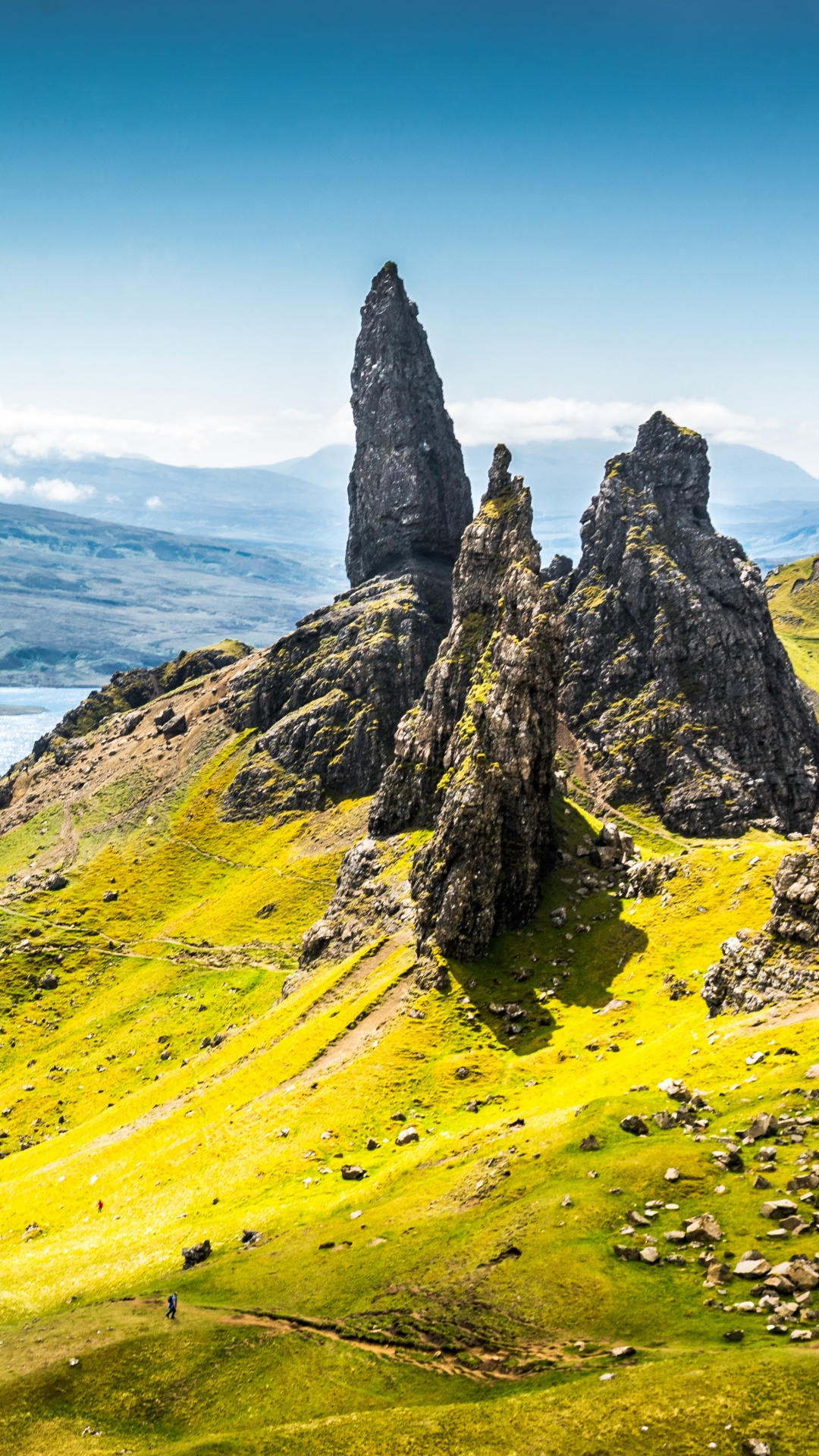 Campo de Hierba Verde Cerca de la Montaña Bajo un Cielo Azul Durante el Día. Wallpaper in 1080x1920 Resolution