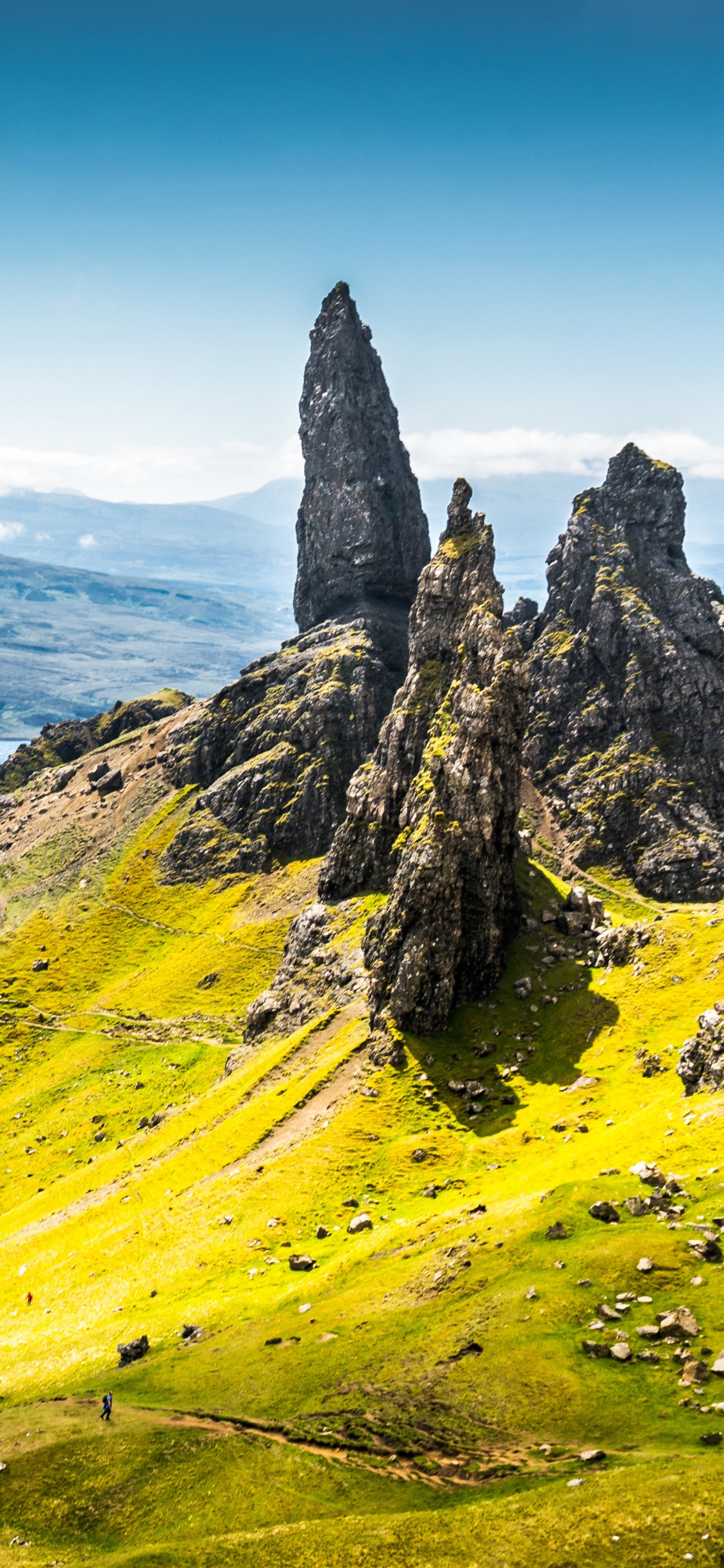 Campo de Hierba Verde Cerca de la Montaña Bajo un Cielo Azul Durante el Día. Wallpaper in 1242x2688 Resolution