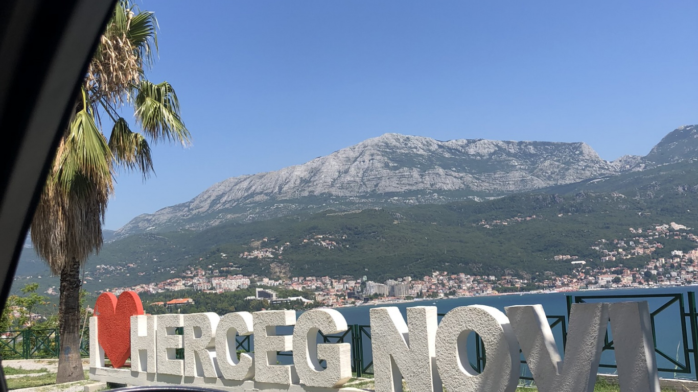 Montenegro, König, Straßenreise, Bergkette, Transport. Wallpaper in 1366x768 Resolution