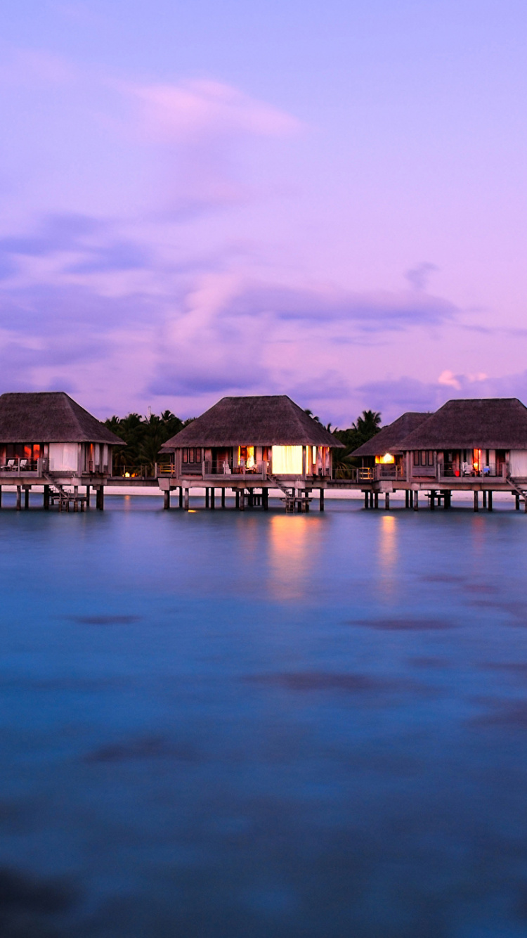 Casa Marrón y Blanca Sobre el Agua Bajo un Cielo Azul Durante el Día. Wallpaper in 750x1334 Resolution