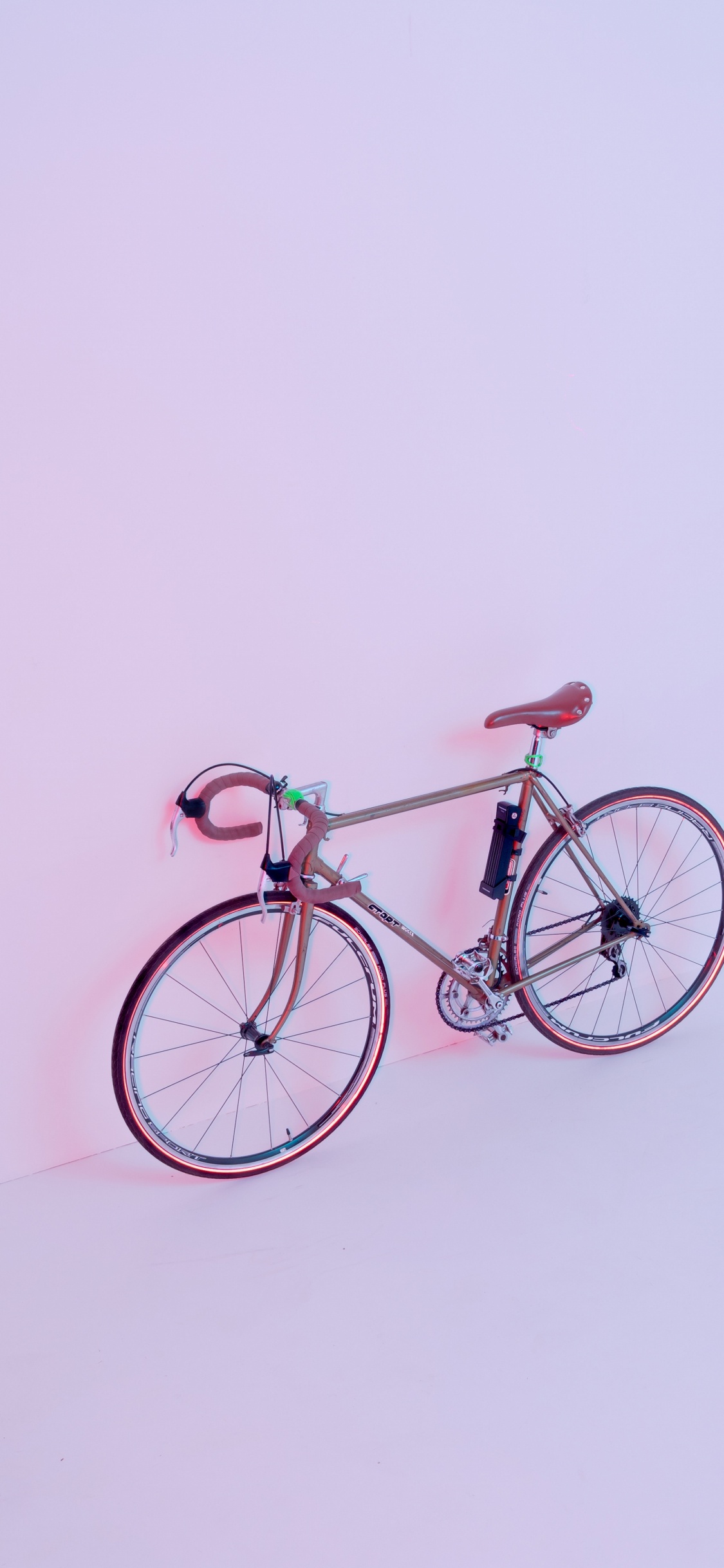 Brown City Bike on White Wall. Wallpaper in 1125x2436 Resolution