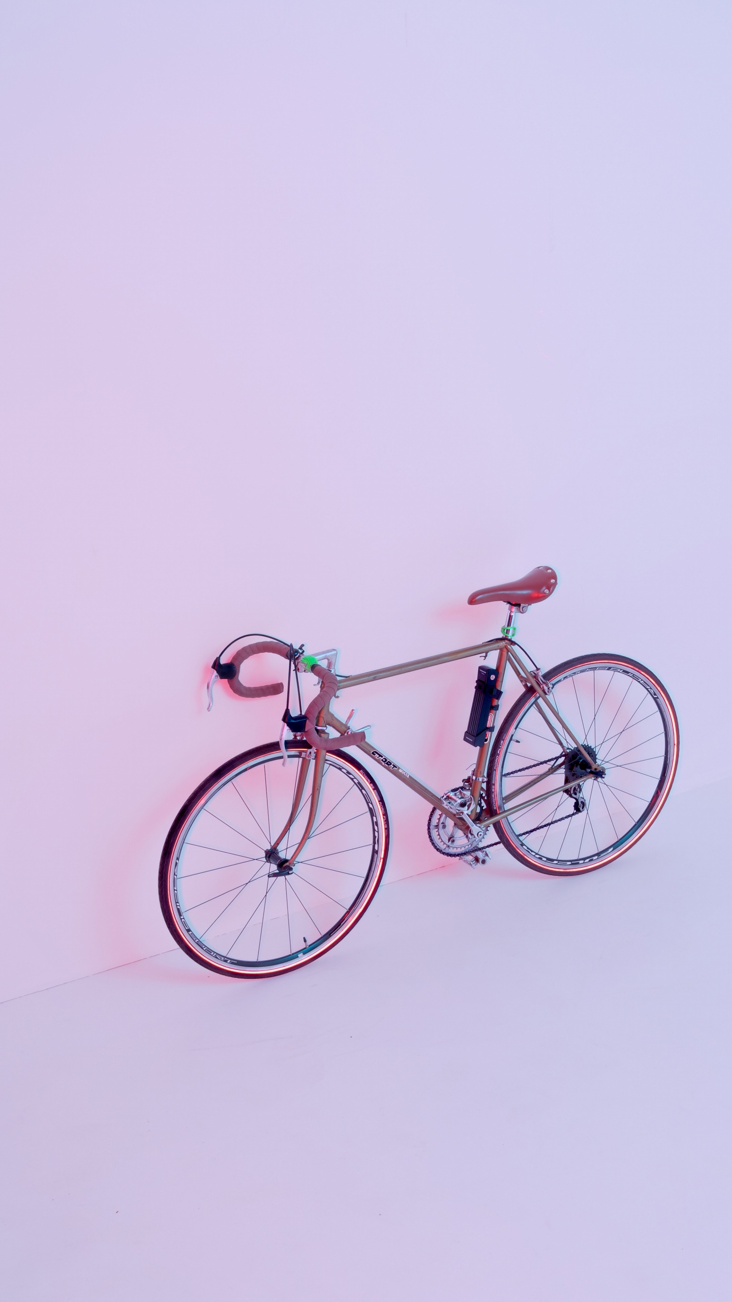 Brown City Bike on White Wall. Wallpaper in 1440x2560 Resolution